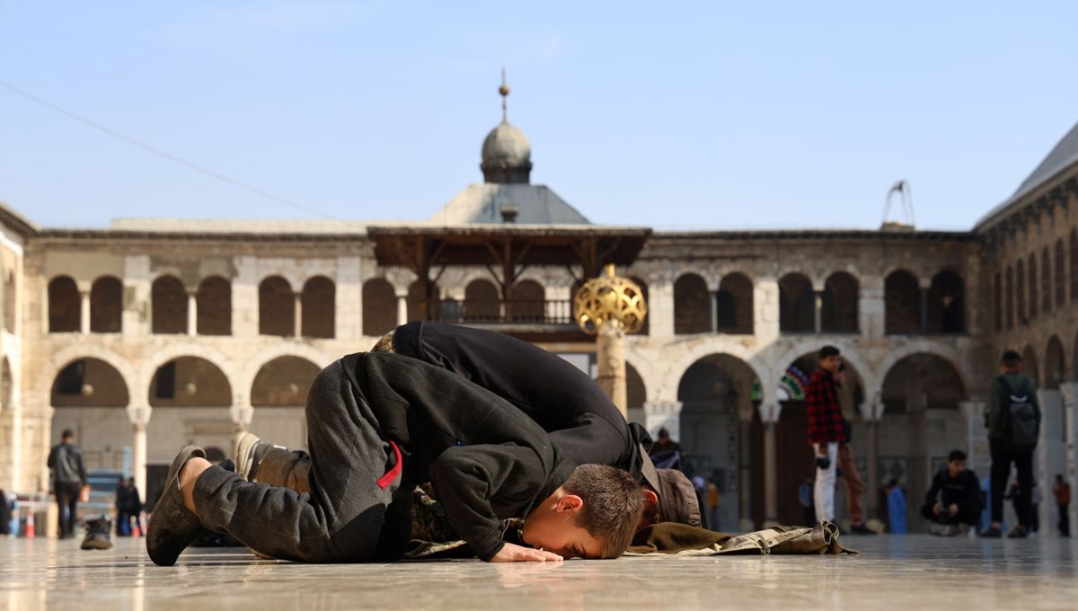 Emevi Camii'nde restorasyon öncesi son cuma namazı Emevi Camii'nde restorasyon öncesi son cuma namazı