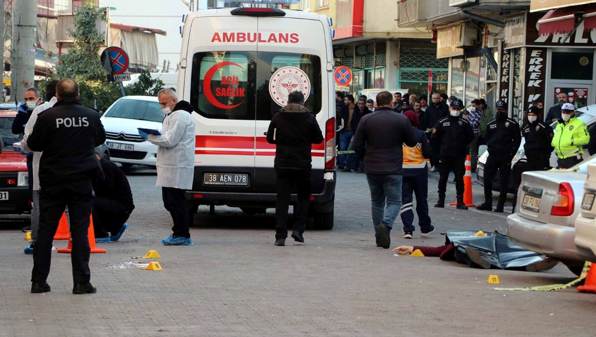 Üç kişiyi sokak ortasında öldürdü, 981 gündür firarda