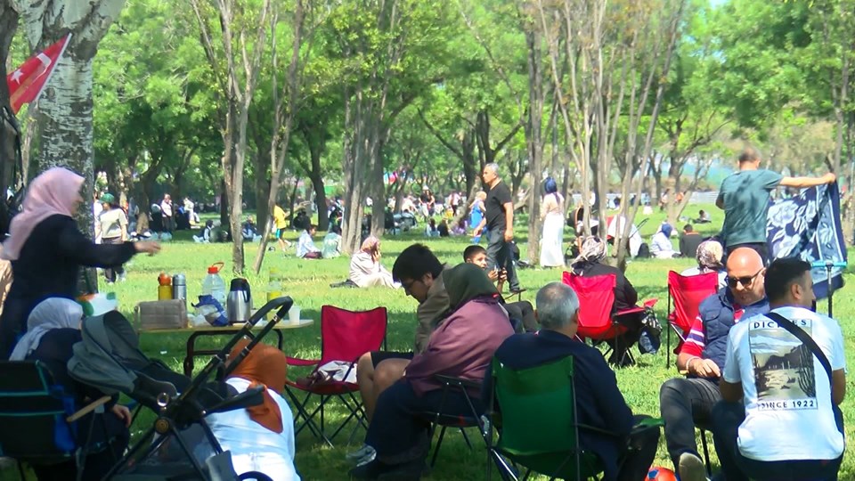 İstanbul'da tatil ve sıcak hava birleşti, sahiller doldu - 1