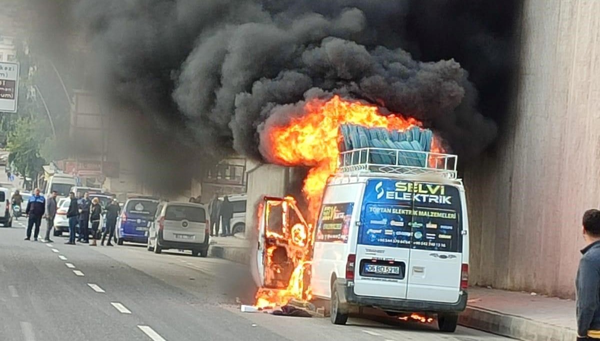 Şanlıurfa'da seyir halindeki minibüs alev topuna döndü