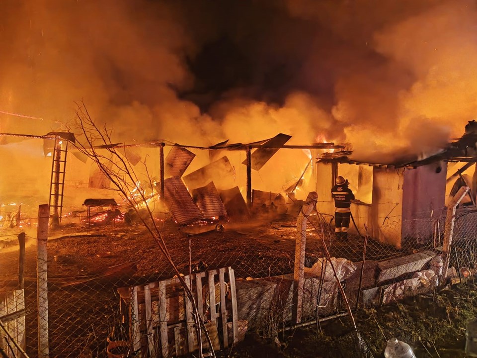 Eskişehir'de ağılda yangın: 63 küçükbaş hayvan telef oldu - 1