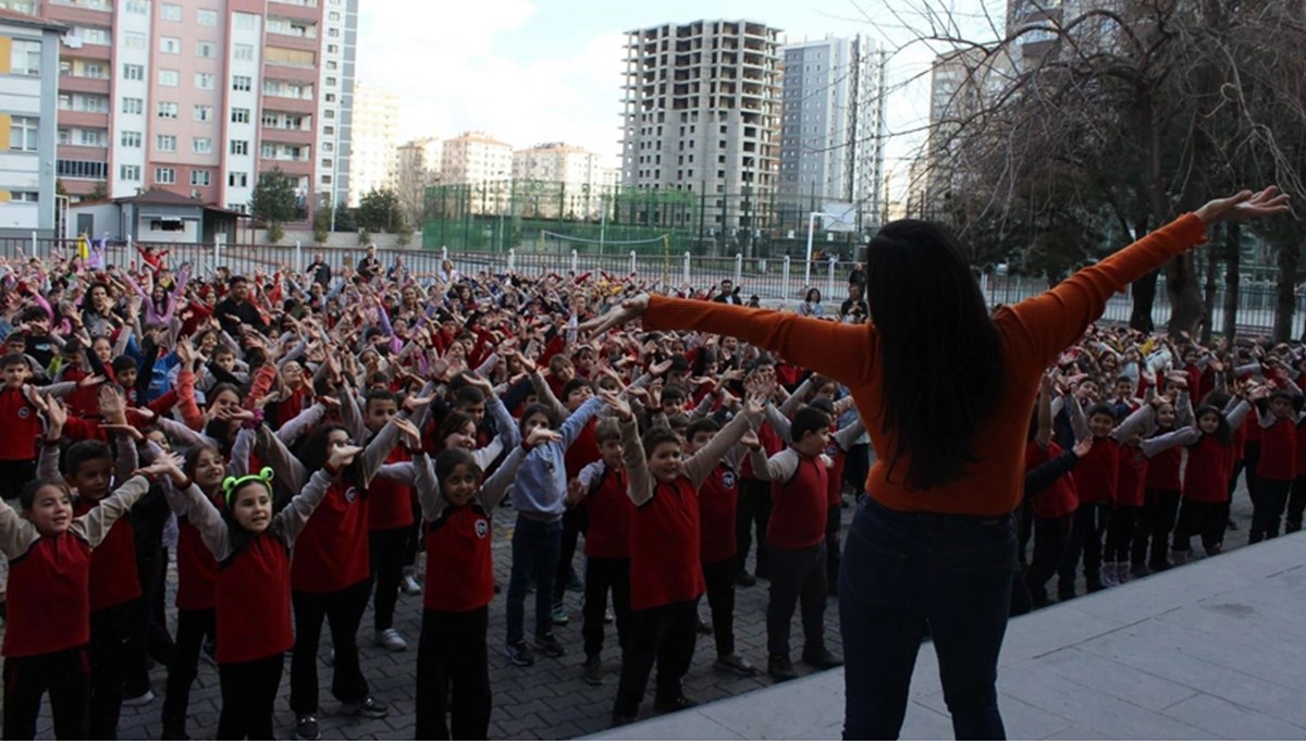 Kayseri'de öğrencilerin eğlenceli güne başlama ritüeli