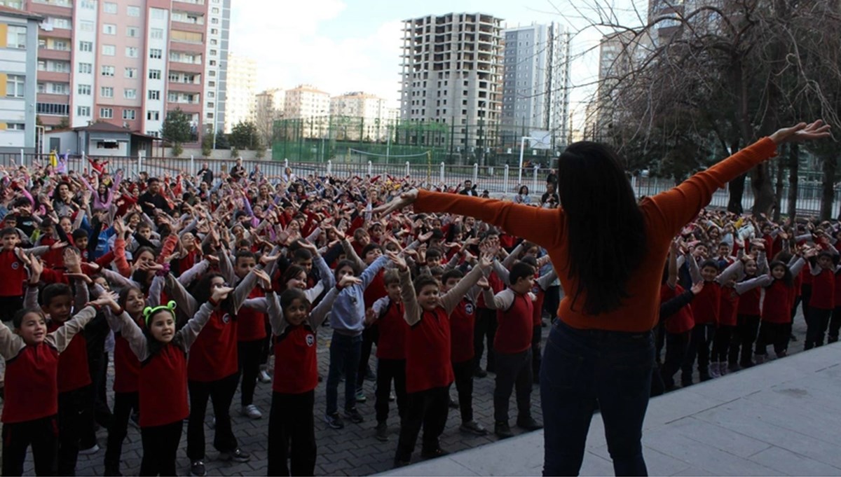 Kayseri'de öğrencilerin eğlenceli güne başlama ritüeli Kayseri'de öğrencilerin eğlenceli güne başlama ritüeli