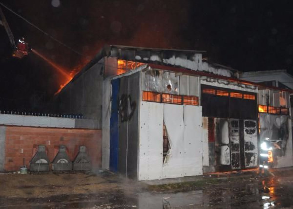 Eskişehir�de mobilya imalathanesinde yangın NTV Eskişehir�de mobilya imalathanesinde yangın NTV