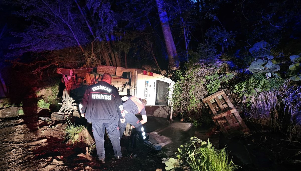 Erzincan'da tarım işçilerini taşıyan minibüs kanala devrildi: 6 yaralı