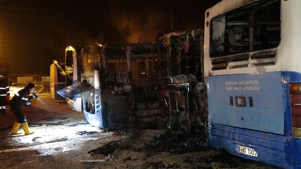 Burdur'da otoparkta yangın: Beş halk otobüsü alev alev yanarak hurdaya döndü - 8