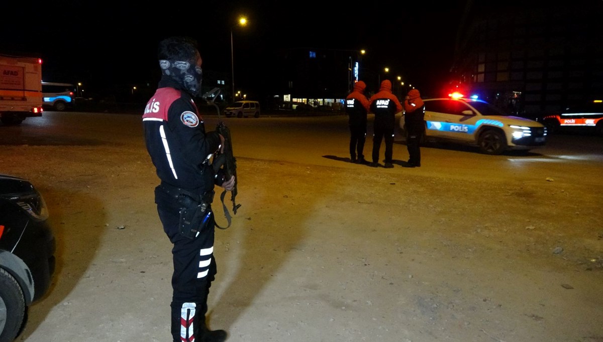 AVM otoparkında canlı bomba ihbarı ekipleri alarma geçirdi AVM otoparkında canlı bomba ihbarı ekipleri alarma geçirdi