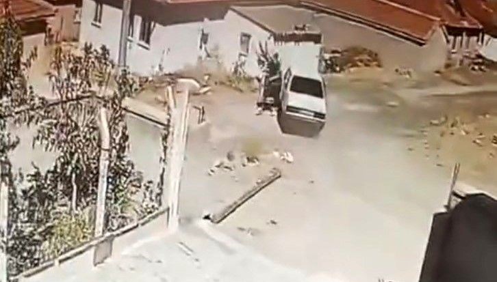 Yılandan korktu: Kendisini dışarıya attı