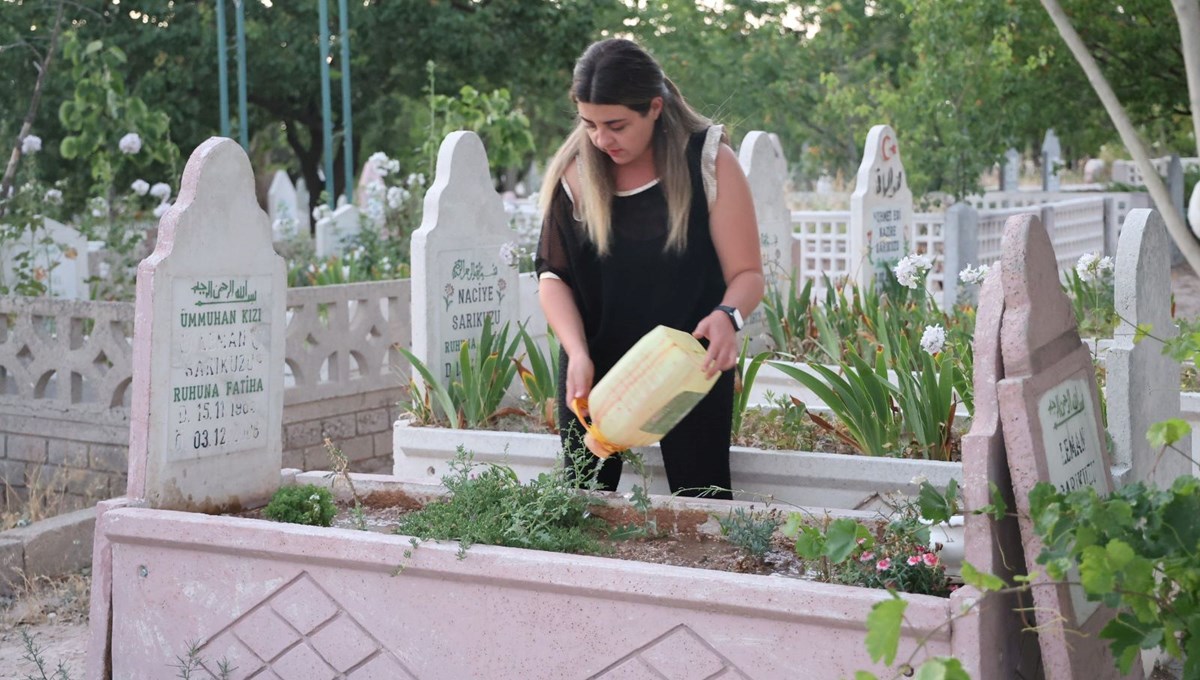 Bir günlükken cami avlusuna bırakıp öldü demişler: Ailesini ararken kendi mezarını buldu
