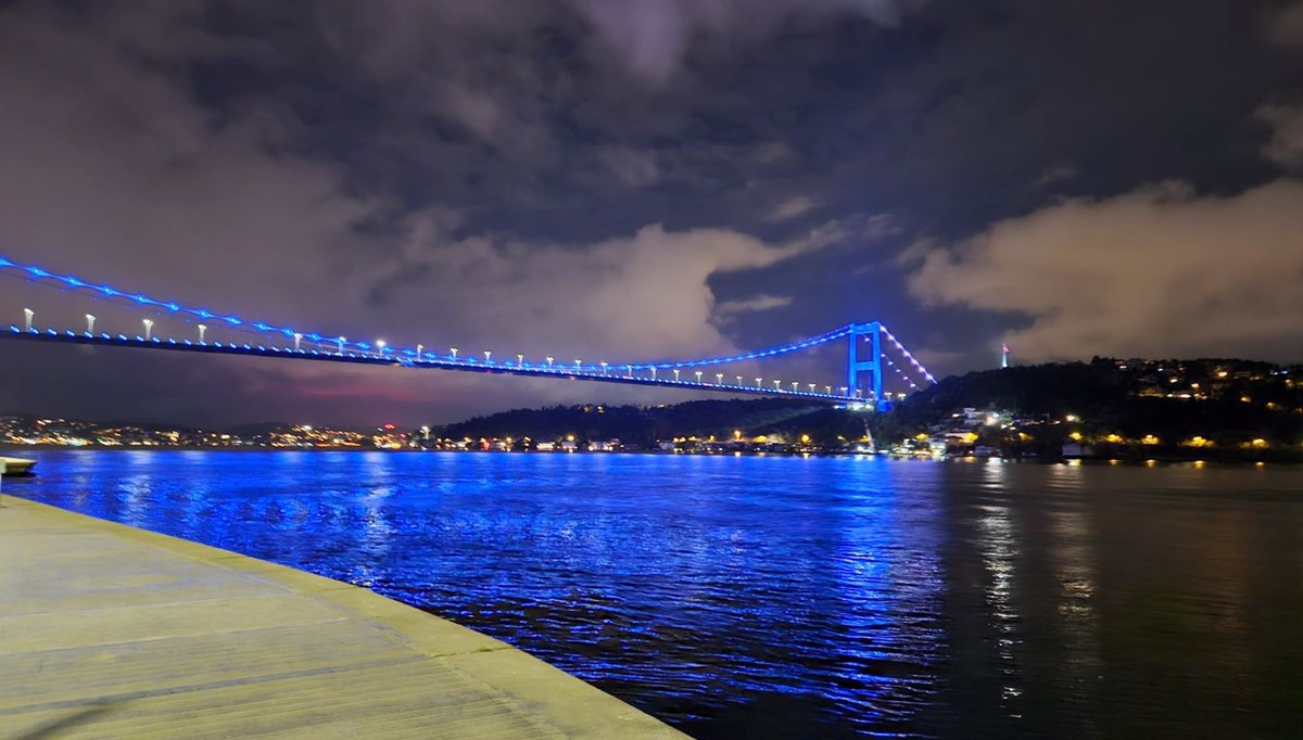 Fatih Sultan Mehmet Köprüsü mavi renkle ışıklandırıldı