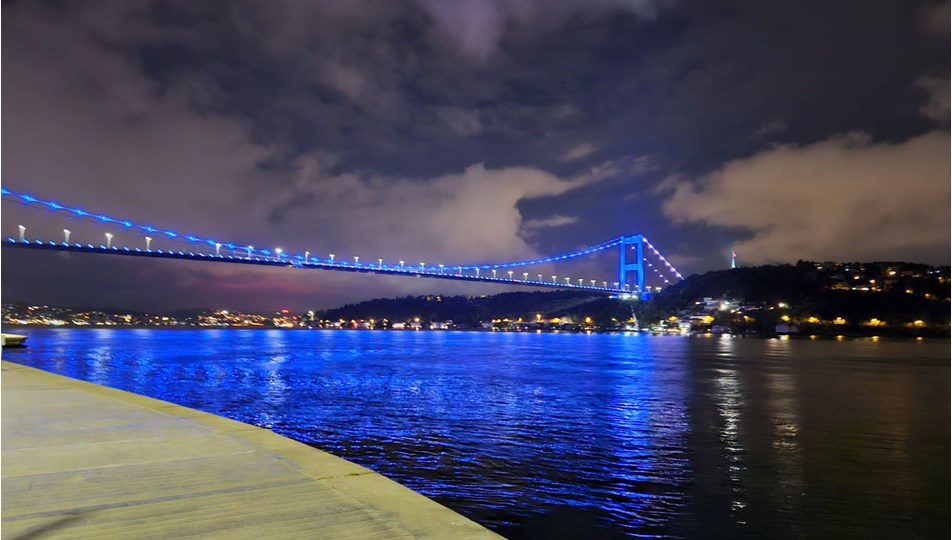 Fatih Sultan Mehmet Köprüsü mavi renkle aydınlatıldı