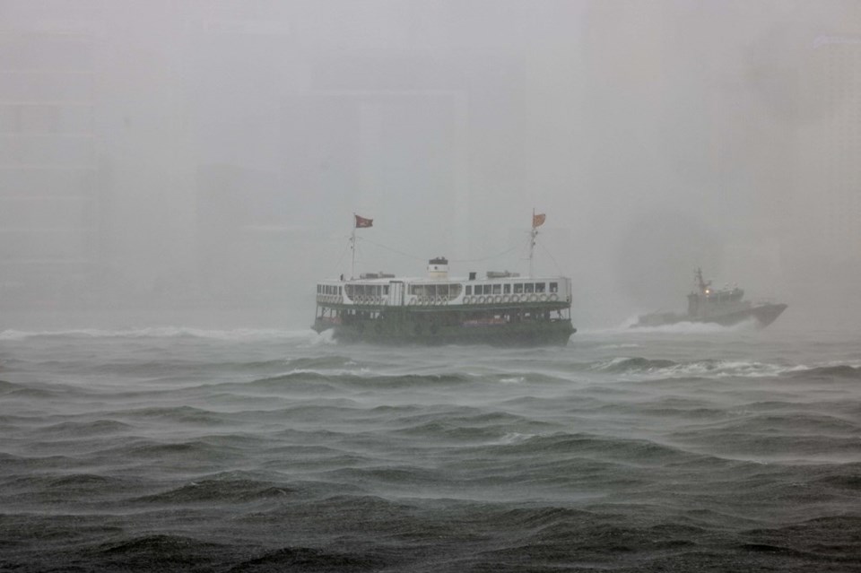 Hong Kong'ta gemi ikiye ayrıldı: Onlarca kişi kayıp - 1