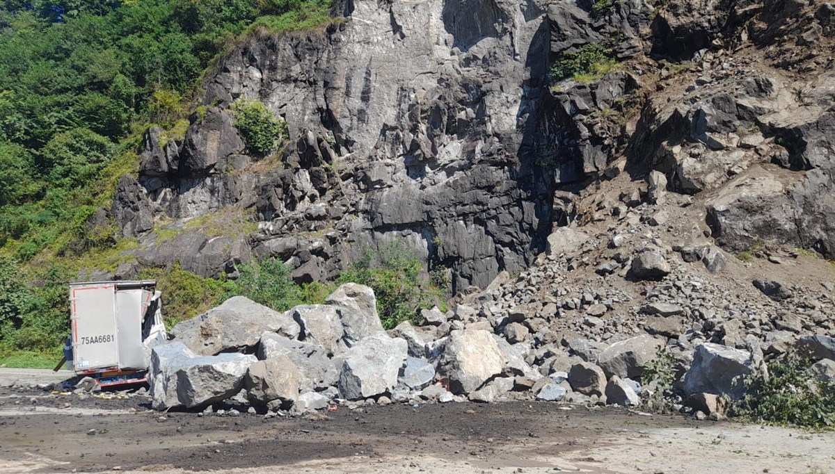 Artvin'de heyelan: İki TIR kağıt gibi ezildi Artvin'de heyelan: İki TIR kağıt gibi ezildi