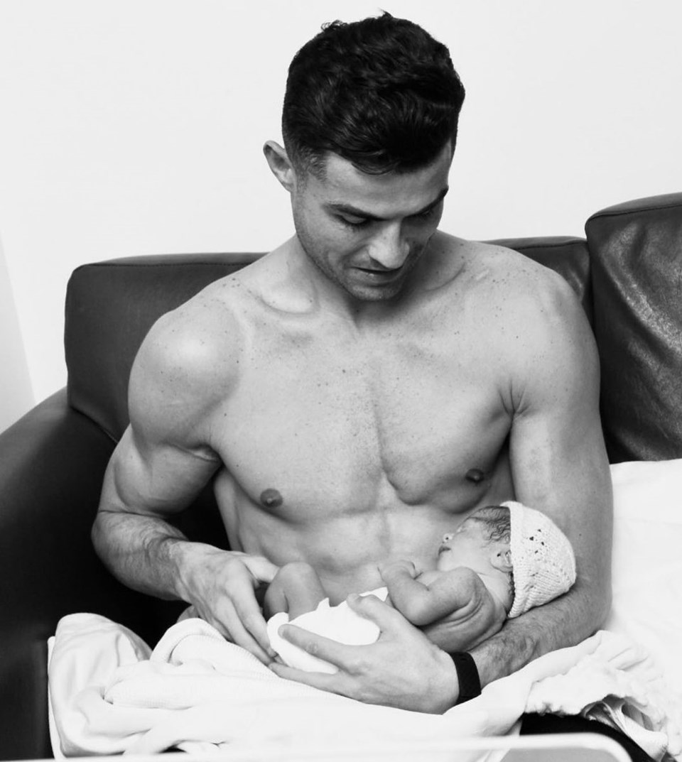 Cristiano Ronaldo'nun bebeğinin ismi belli oldu: Bella Esmerelda - 2