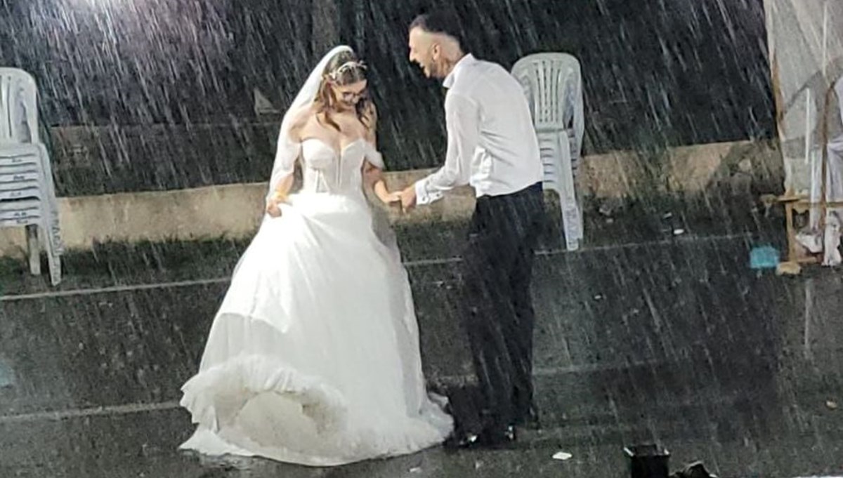 Sosyal medyada gündem oldu: Bütün davetliler yağmurdan kaçtı, gelinle damat alandan ayrılmadı Sosyal medyada gündem oldu: Bütün davetliler yağmurdan kaçtı, gelinle damat alandan ayrılmadı