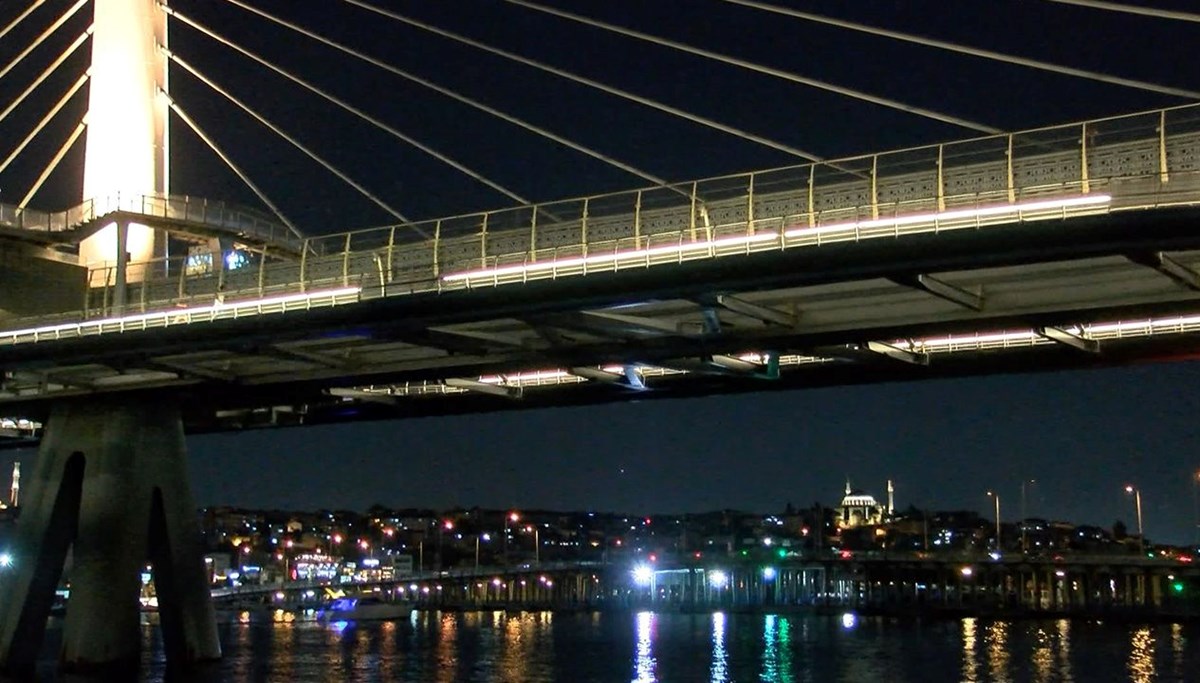 Metro köprüsünden denize düştü