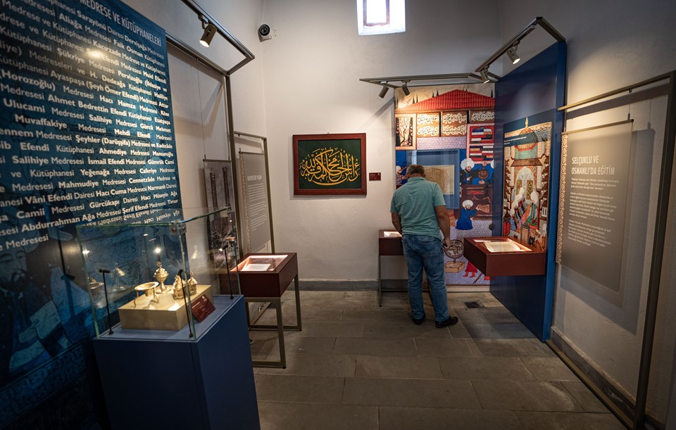 Kadim kentin siluetiyle bütünleşen Çifte Minareli Medrese turistlerin ilgi odağı - 1