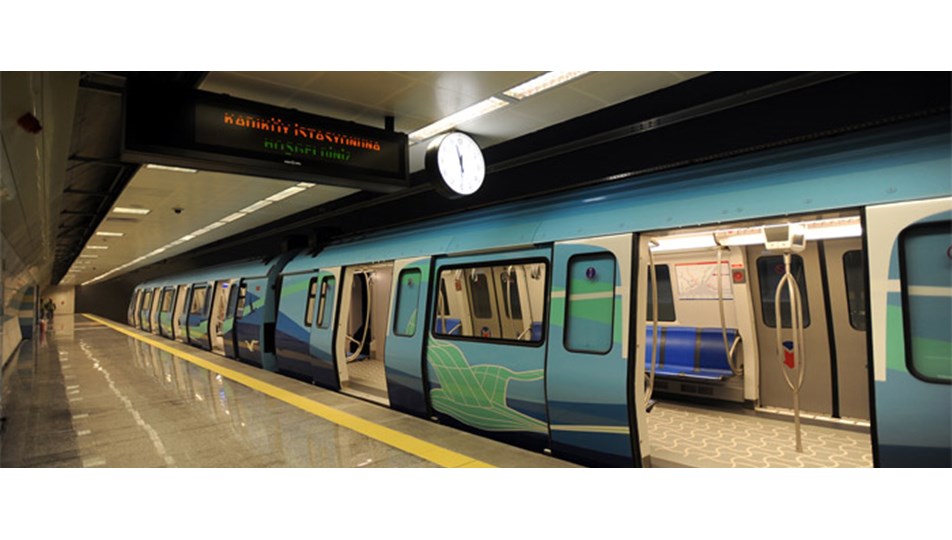 Metro treni kendi vagonuna çarptı