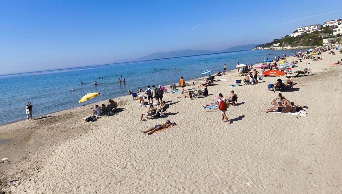 Sıcaklık 29 dereceyi bulunca plajlar doldu, taştı Sıcaklık 29 dereceyi bulunca plajlar doldu, taştı