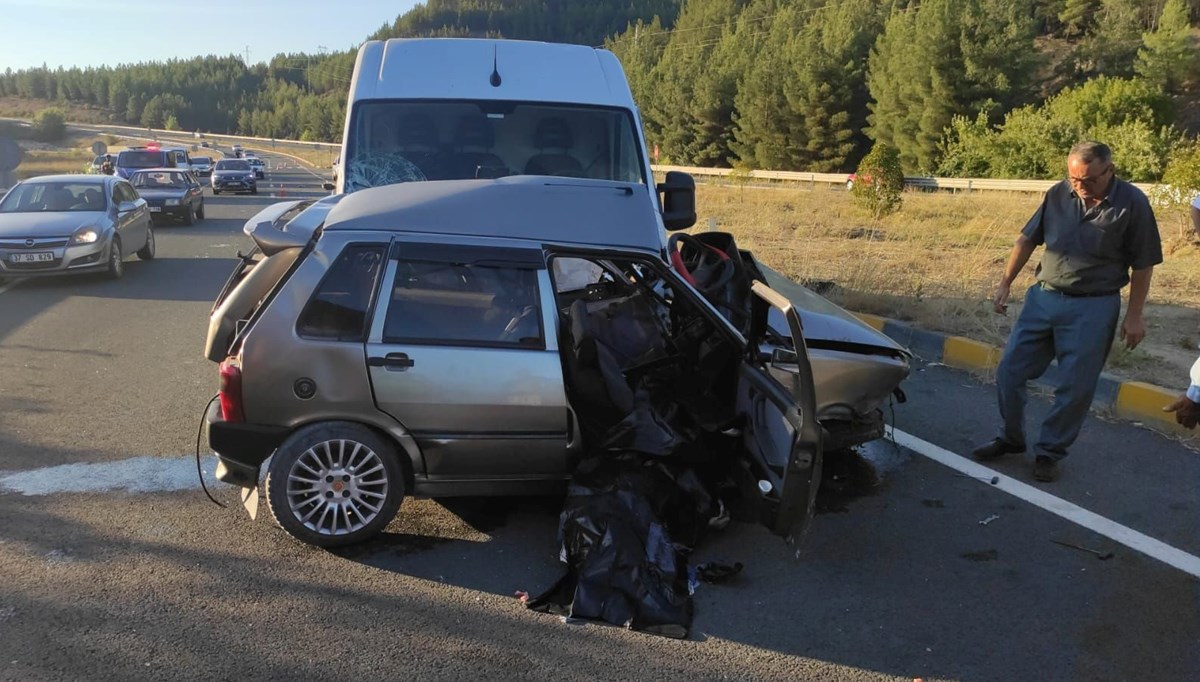 Minibüsle çarpışan otomobilin 80 yaşındaki sürücüsü öldü Minibüsle çarpışan otomobilin 80 yaşındaki sürücüsü öldü