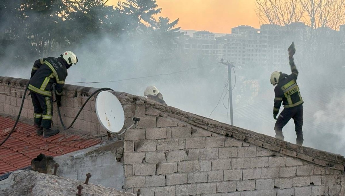 Çardakta çıkan yangın eve sıçradı