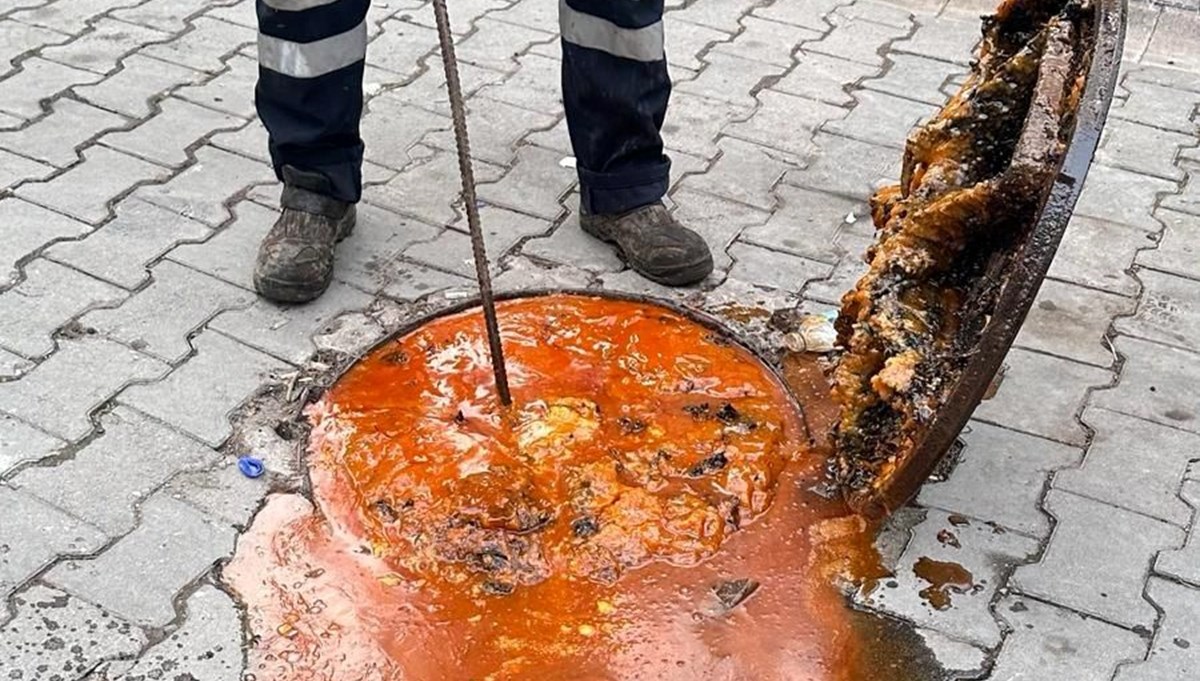 Bandırma'da kanalizasyon'dan yağ fışkırdı Bandırma'da kanalizasyon'dan yağ fışkırdı