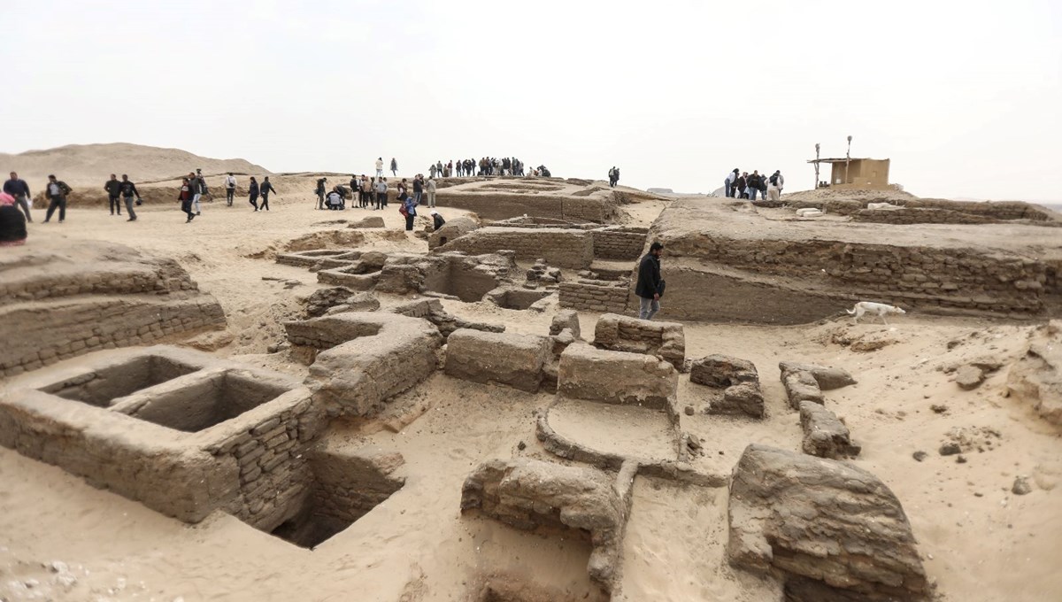 Antik Mısır dönemine ait 5 mezar keşfedildi