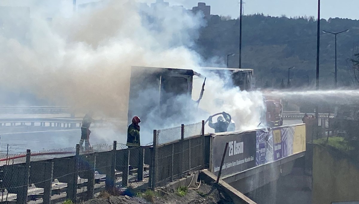 Lastiği patlayan TIR'da yangın çıktı: TEM'de trafik kilitlendi