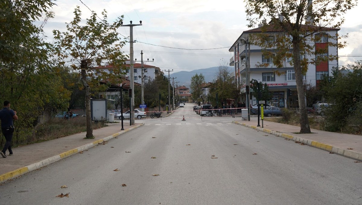 Mahkeme kararını gerekçe gösterip, caddeyi yaya ve araç trafiğine kapattı