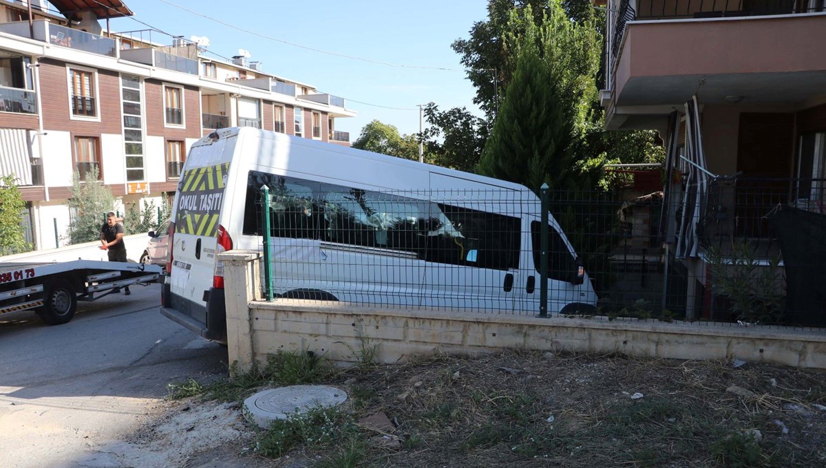 Okul servis minibüsü ile otomobil çarpıştı: 9'u öğrenci, 14 yaralı