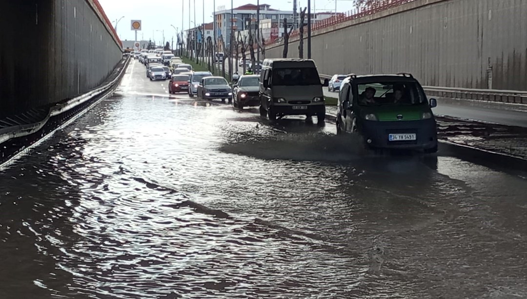 Malatya'da sağanak etkili oldu: Yollar göle döndü
