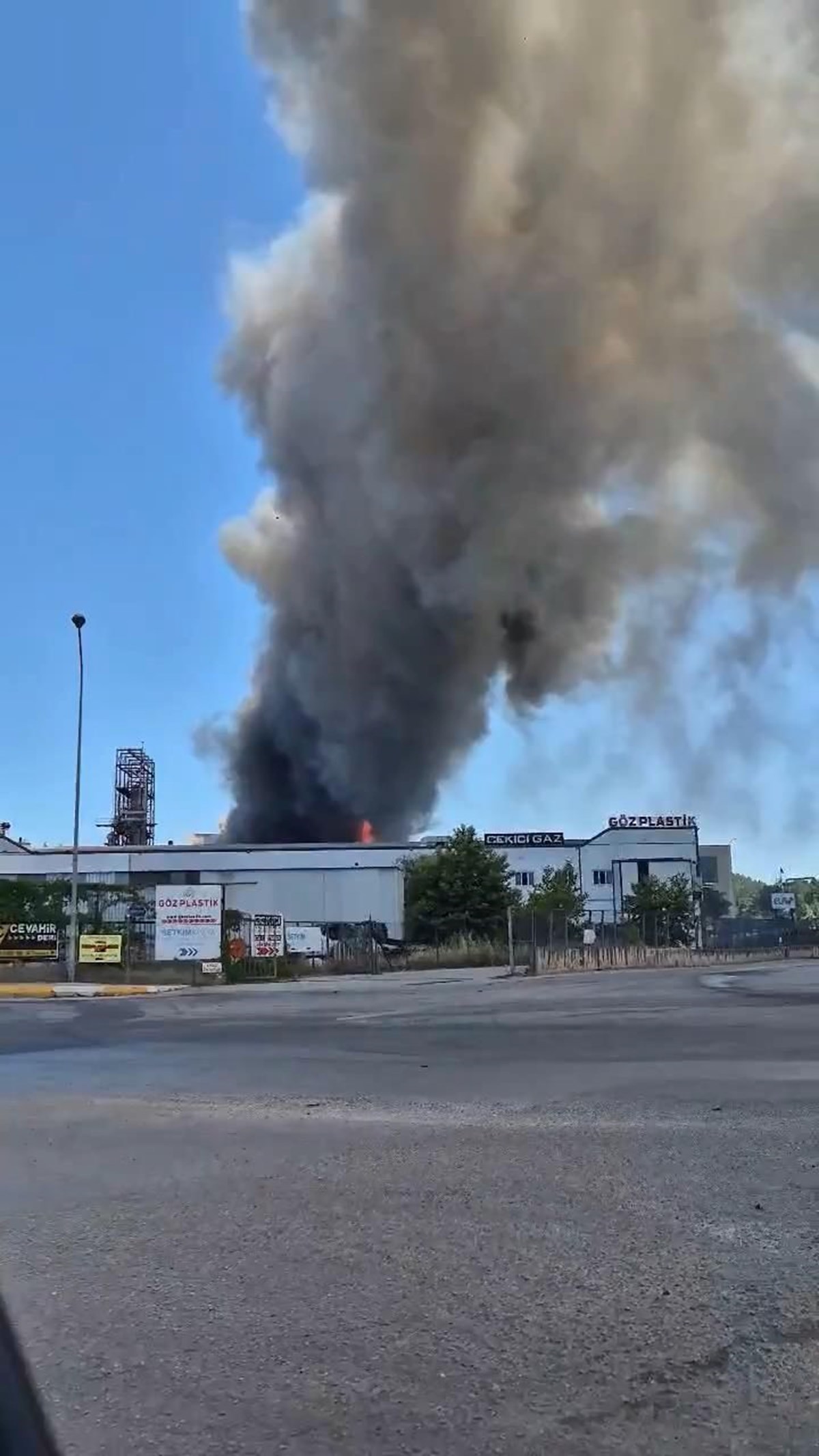 Tuzla'daki fabrika yangını kontrol altında