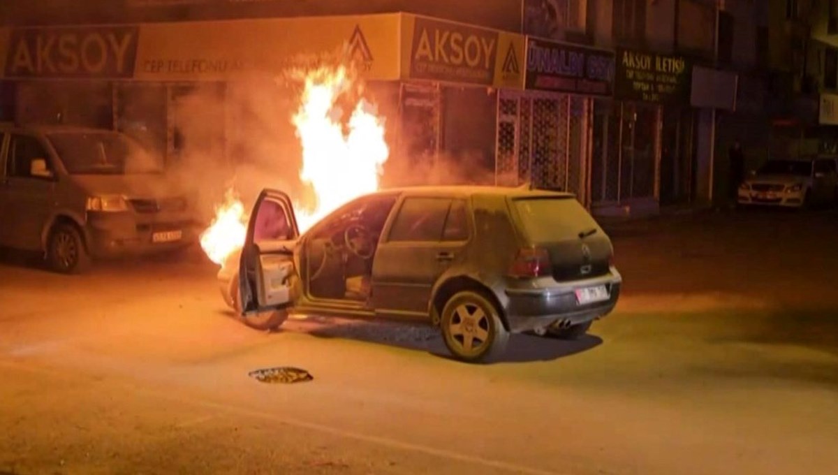 Seyir halindeki araç alev aldı: 4 kişi ölümden döndü