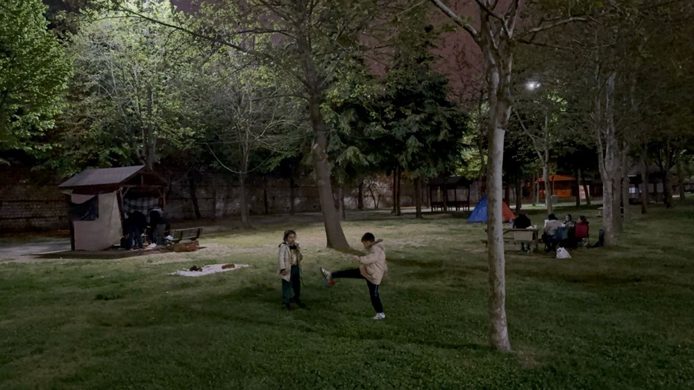 Deprem korkusuyla ikinci gece: Vatandaşlar çadırda kalmaya devam etti - 9