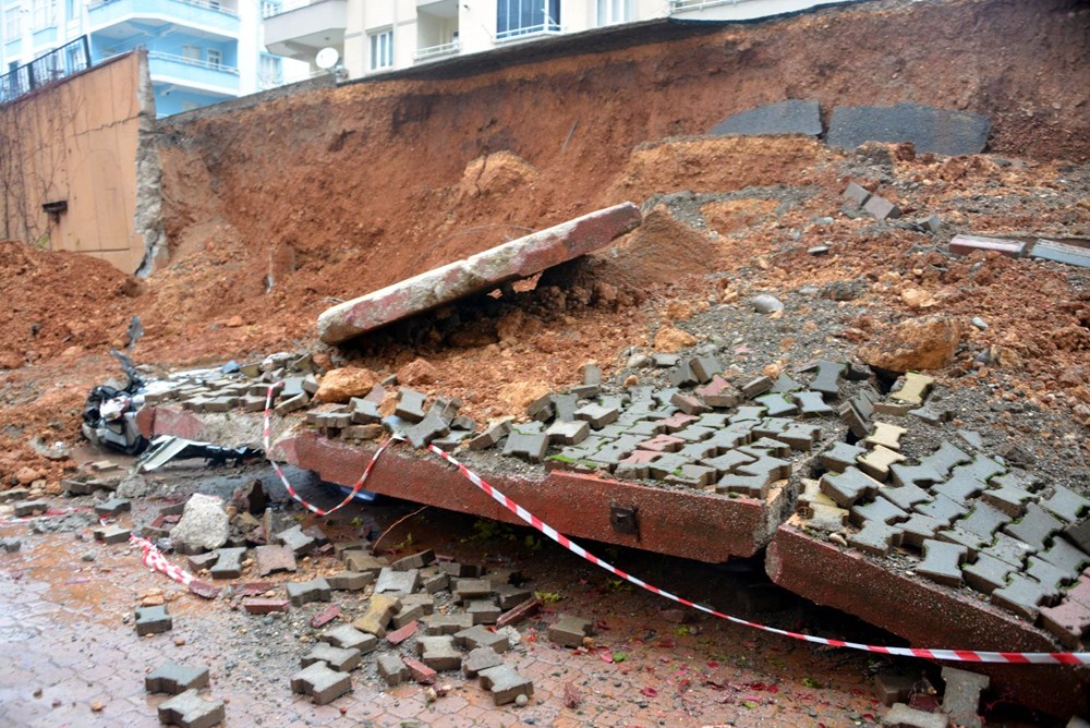 İstinat duvarı çöktü 10 araç hasar gördü Son Dakika Türkiye