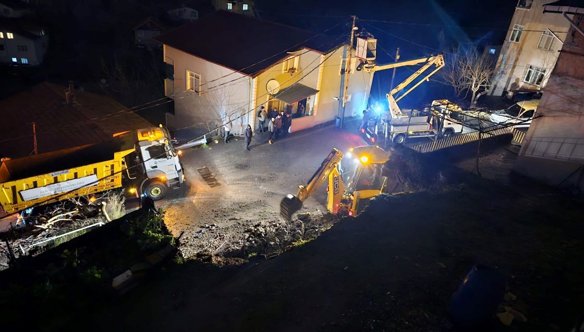 Beykoz’da istinat duvarı çöktü: Arkasındaki bina mühürlendi Beykoz’da istinat duvarı çöktü: Arkasındaki bina mühürlendi