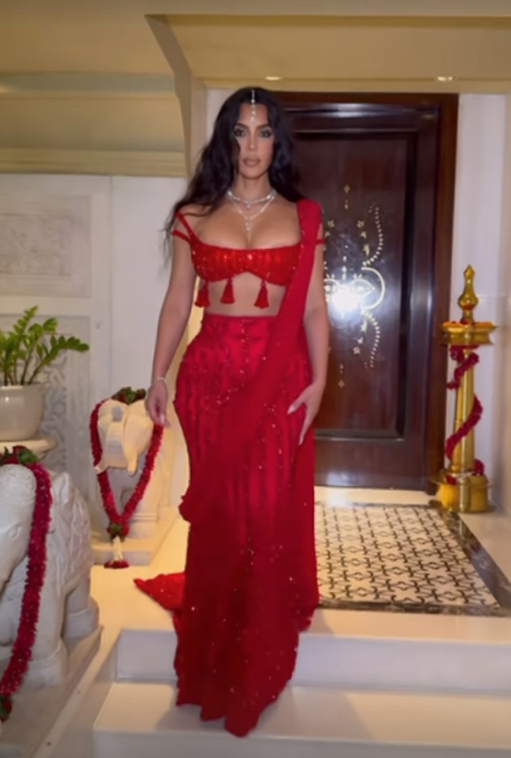 Kim Kardashian dünyanın en pahalı düğününde kurala uymadı! - 5
