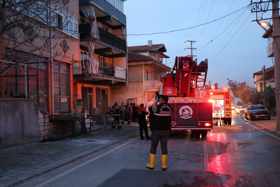 Denizli'de bir kadın yangında hayatını kaybetti: Çocuğunu 4. kattan atarak kurtardı - 2