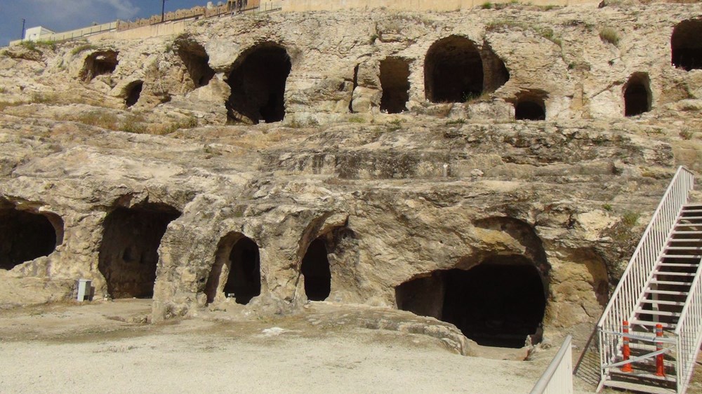 Şanlıurfa’da 2 bin yıllık tarihi kaya mezarları ziyarete açıldı - 2