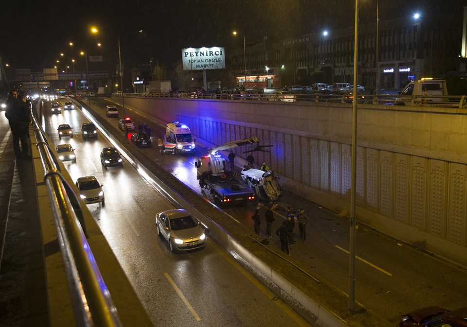Ankara'da otomobil köprüden düştü: 3 yaralı - 1