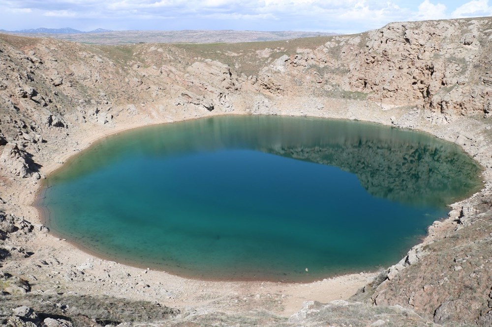 Sivas'ın simgelerinden Kızılçan Gölü'nün suyu çekildi, rengi değişti - 8