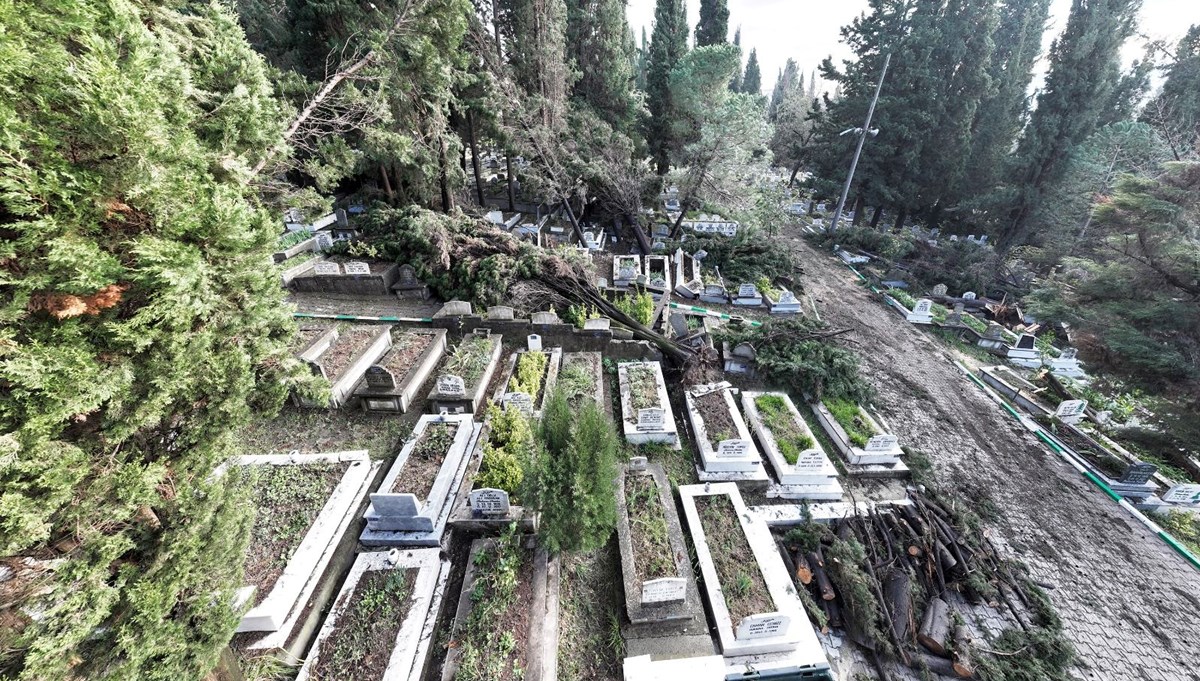 Zonguldak'taki fırtınada 300 mezar hasar gördü Zonguldak'taki fırtınada 300 mezar hasar gördü