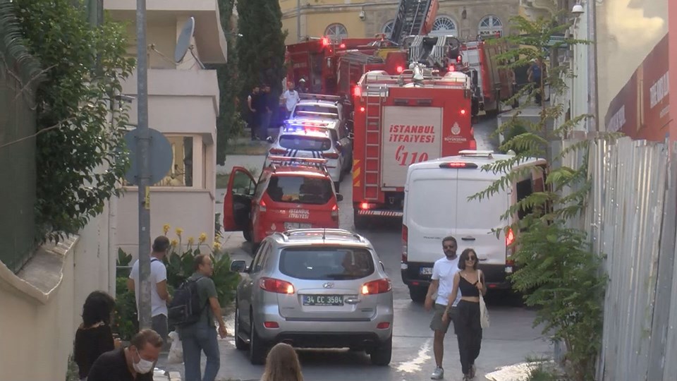 Beyoğlu'nda yabancı bir özel okulun çatısında çıkan yangın söndürüldü - 1