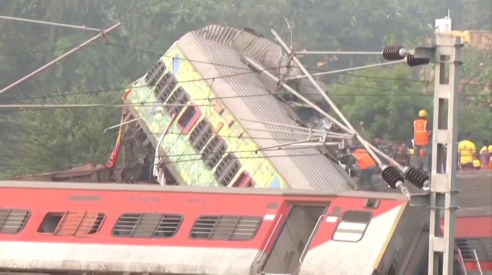 Hindistan'da 3 tren birbirine girdi: 233 ölü, 900'den fazla yaralı - 9