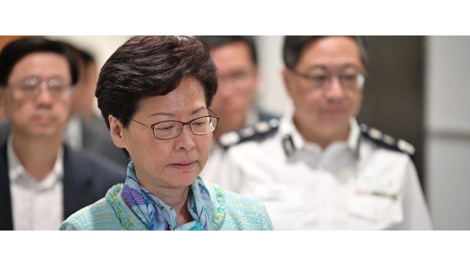 Hong Kong yönetiminden Meclisi basan protestoculara kınama