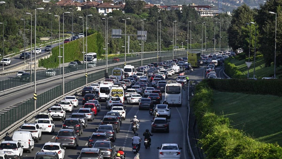 İstanbul 15 Temmuz Şehitler Köprüsü ve çevresinde, trafik yoğunluğu oluştu.