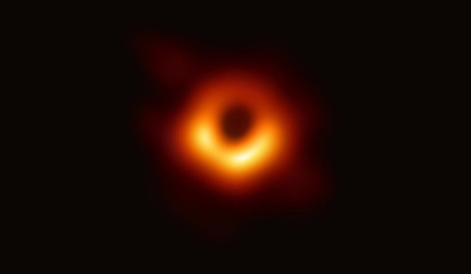 Kara delik fotoğrafının ilk hali. 2019'da çekilen bu fotoğraf uzay araştırmalarında dönüm noktalarından biri olarak kabul ediliyor.