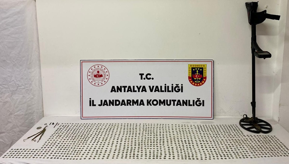 Antalya'da tarihi eser operasyonu! 1840 sikke ele geçirildi Antalya'da tarihi eser operasyonu! 1840 sikke ele geçirildi