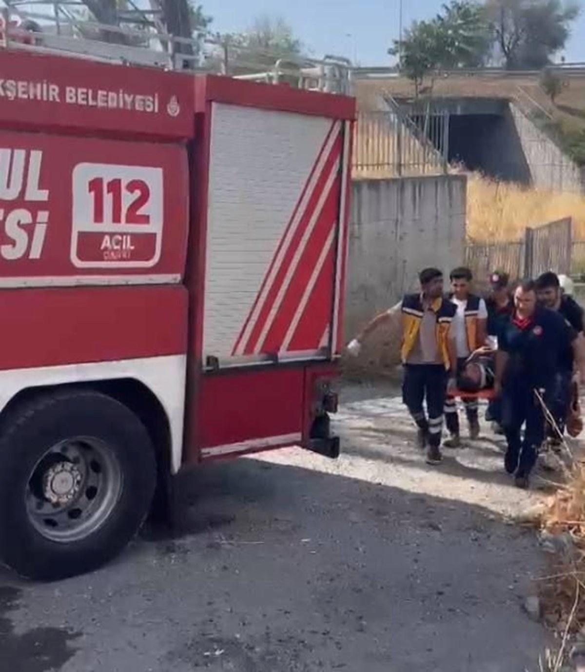 Yolu karıştırdı, aracıyla kanala uçtu