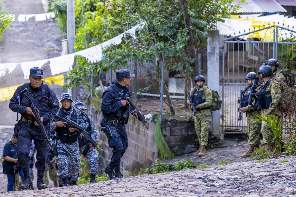 El Salvador suçla mücadele için bir kenti kuşattı - 1